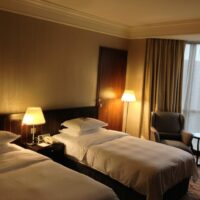 Serviced Apartments vs. Hotel http://pixabay.com/de/hotel-bett-179021/