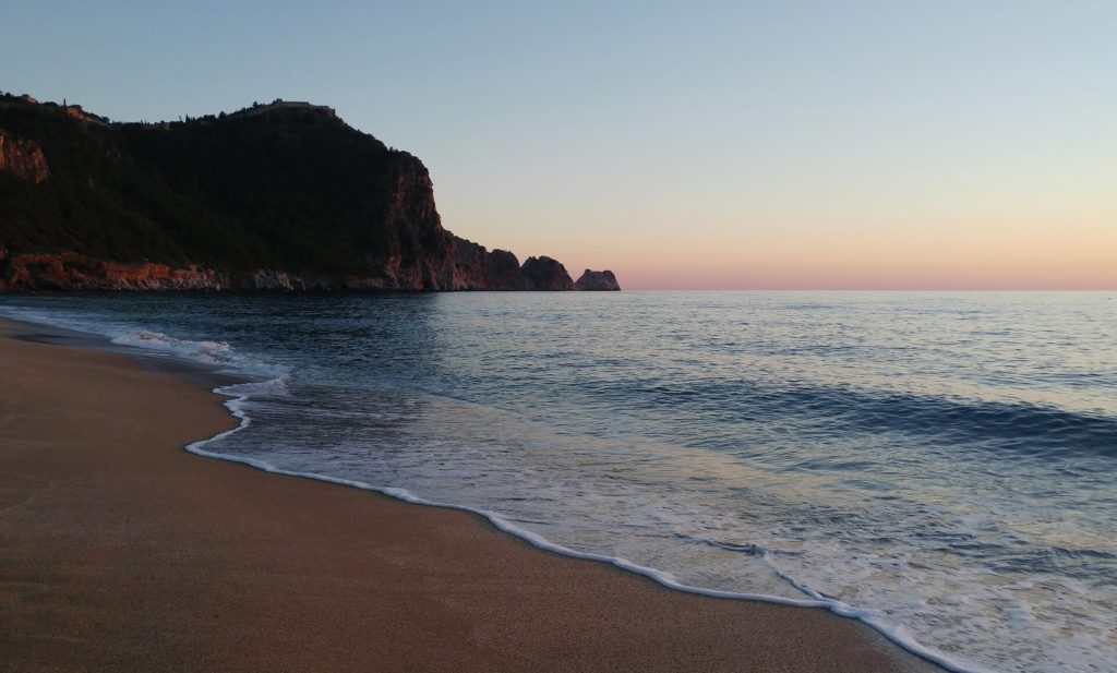 Strand bei sonnenuntergang Antalya Tuerkei
