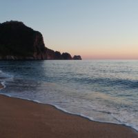 Türkei erleben mit Holidayjunkies Strand bei sonnenuntergang Antalya Tuerkei