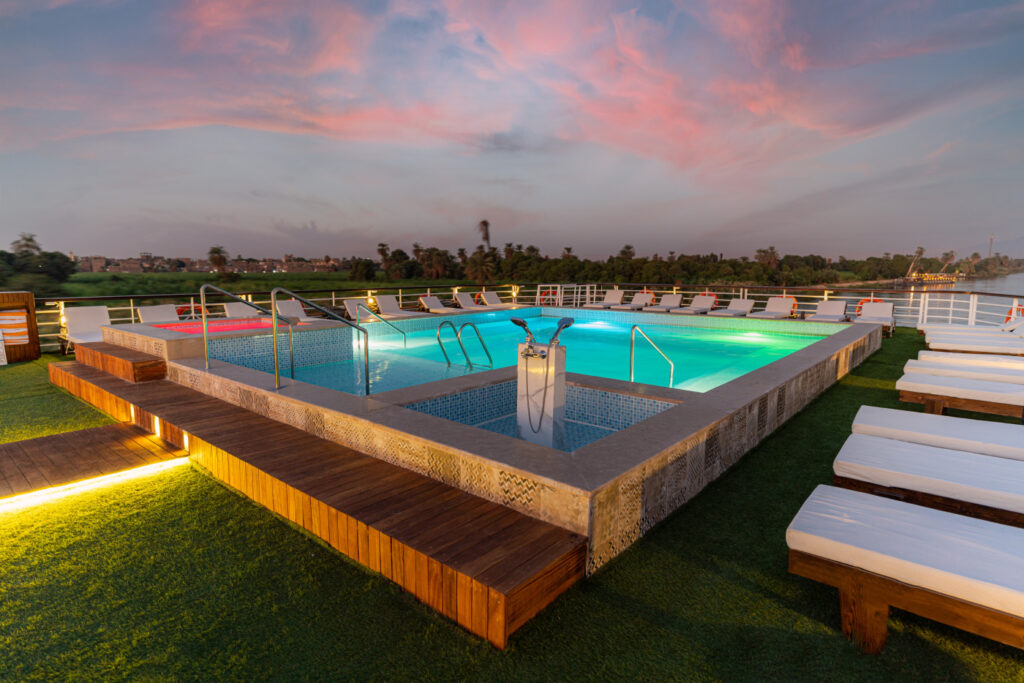 Pool Jacuzzi auf der City and Sea Adonis, dem luxeriösen NIl Kreuzfahrtschiff